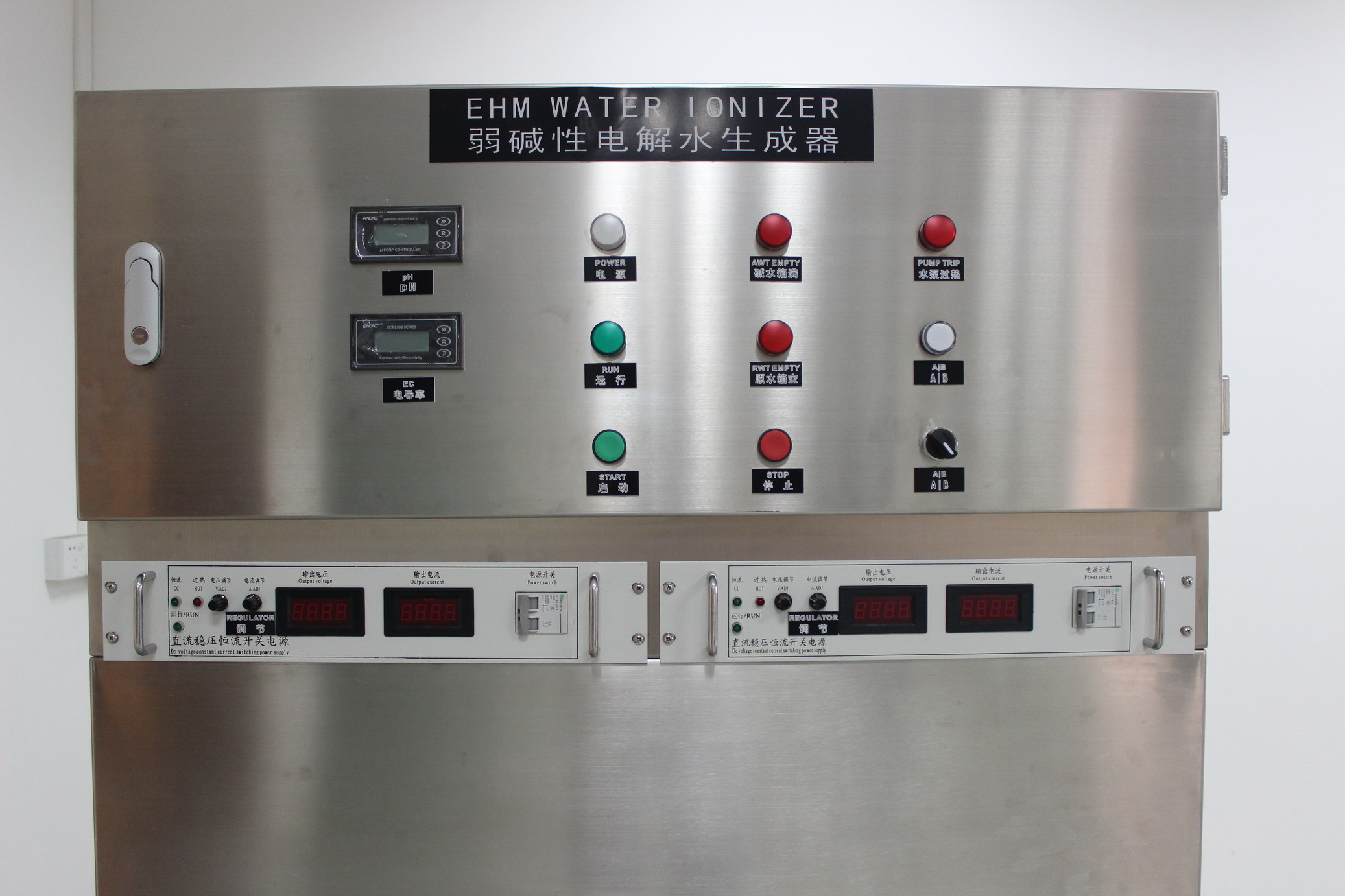 Máquina industrial del ionizador del agua produciendo el agua alcalina/ácida ionizada